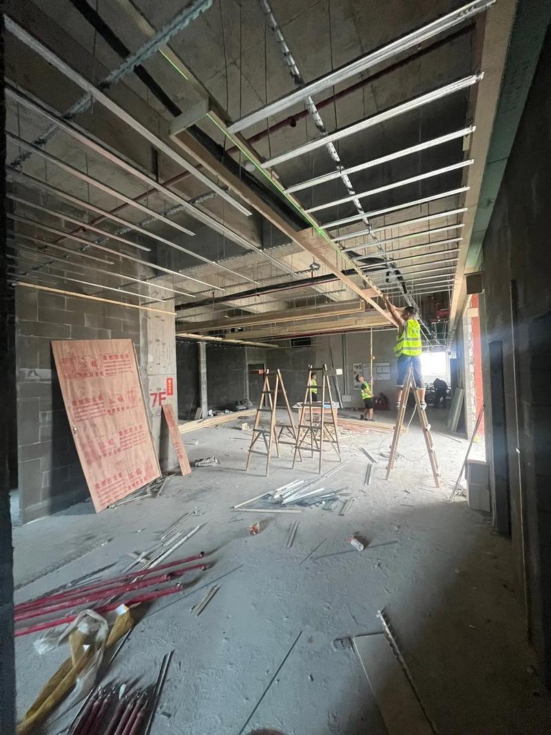 如何让办公室焕然一新?从墙面到布局,一步步教你打造理想办公空间。